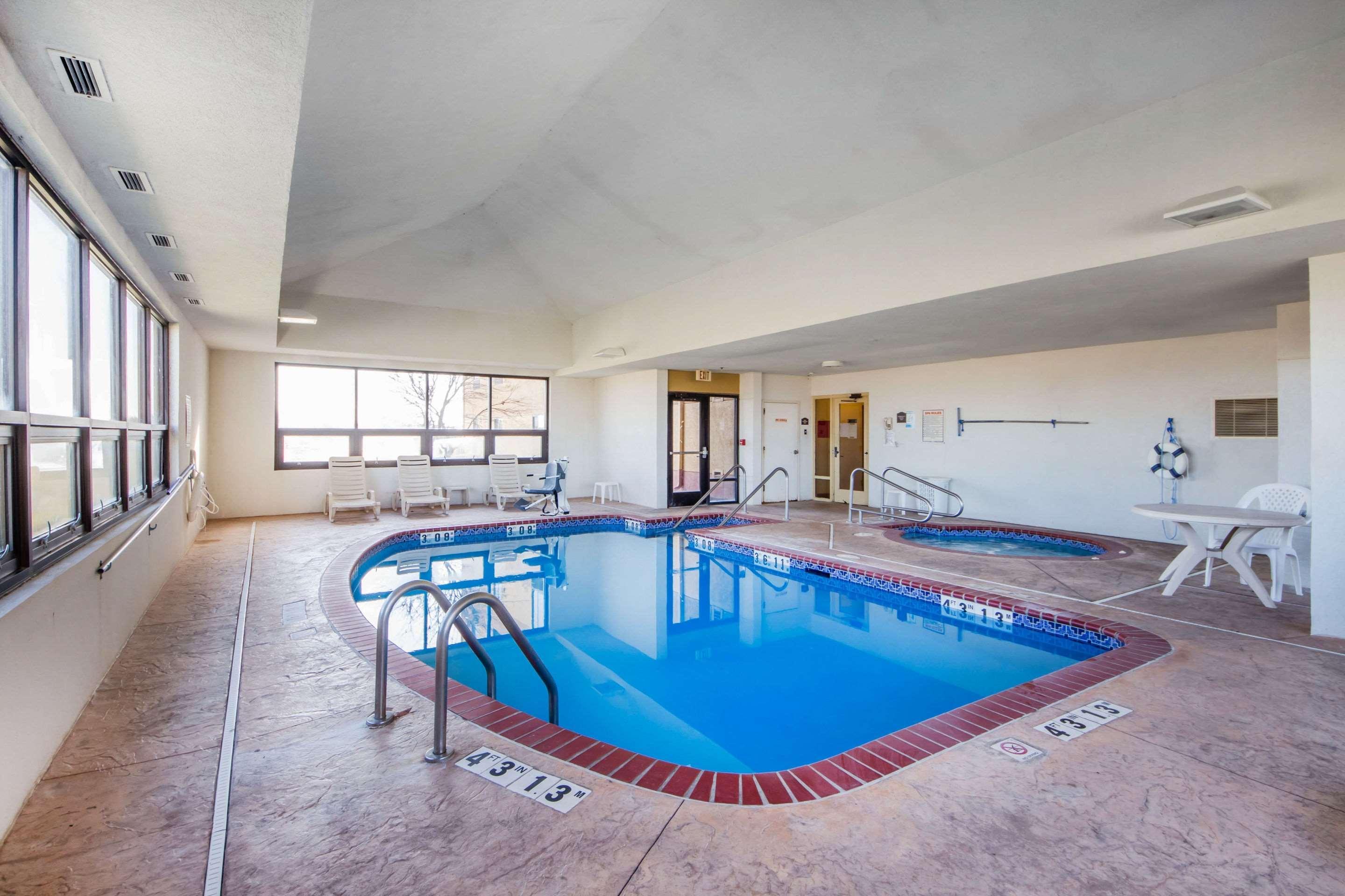 Quality Inn & Suites Midamerica Industrial Park Area Pryor Creek Eksteriør billede