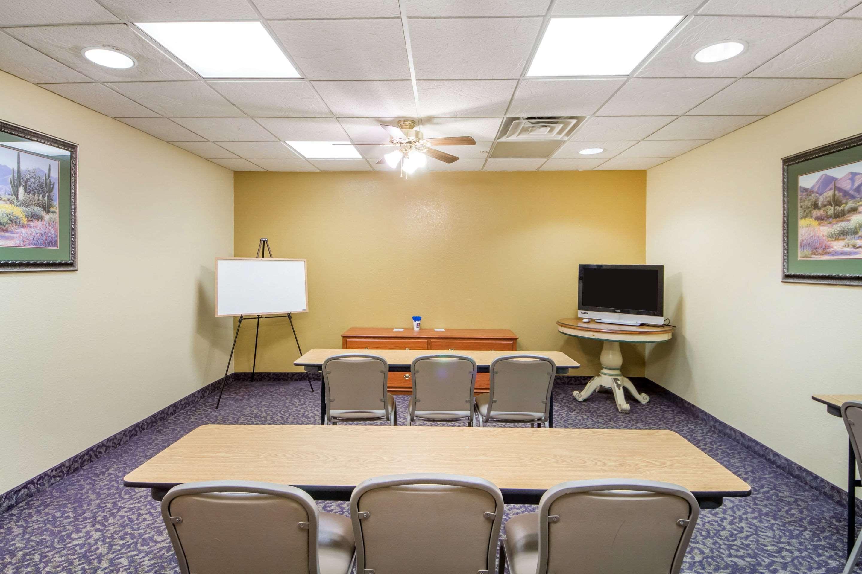 Quality Inn & Suites Midamerica Industrial Park Area Pryor Creek Eksteriør billede